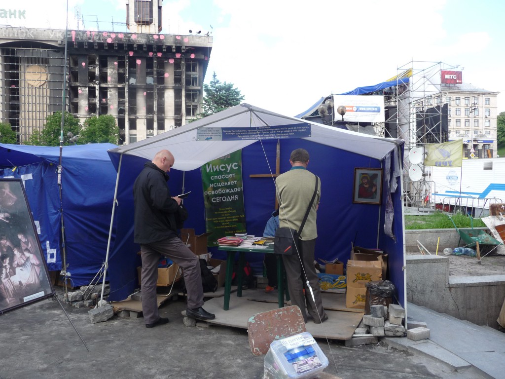 The Trade Unions building, with the prayer tent in the foreground